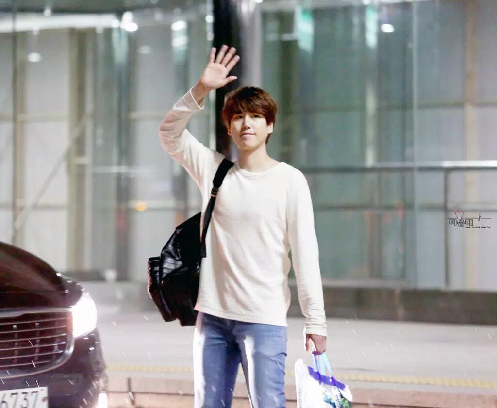 13elieveSG's tweet photo. [HQ PIC] 150711 After SS6 Encore Day 1 - Kyuhyun, Kangin, Eunhyuk and Donghae waving to the fans! 😄 [4P] (Cr:@1041sj) http://t.co/sJSxUSujjK