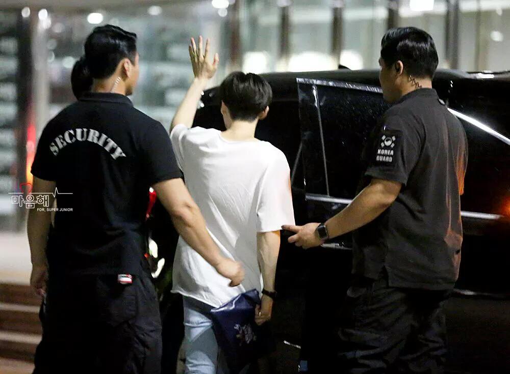 13elieveSG's tweet photo. [HQ PIC] 150711 After SS6 Encore Day 1 - Kyuhyun, Kangin, Eunhyuk and Donghae waving to the fans! 😄 [4P] (Cr:@1041sj) http://t.co/sJSxUSujjK