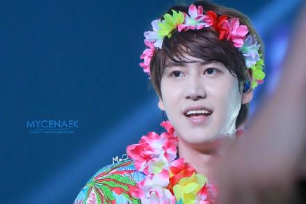 13elieveSG's tweet photo. [HD PIC] 150711 SS6 Encore Day 1 - Kyuhyun so cute and colorful with the Hawaiian costume! 😍 [2P] (Cr:MyCenaek) http://t.co/XTXg2LW0QQ