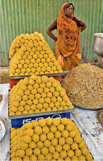 RotiBotiHampton's tweet photo. Do one thing and do it really well #bharatindia #sweets #ladoo #love #yellow http://t.co/1FwUrdZZtC