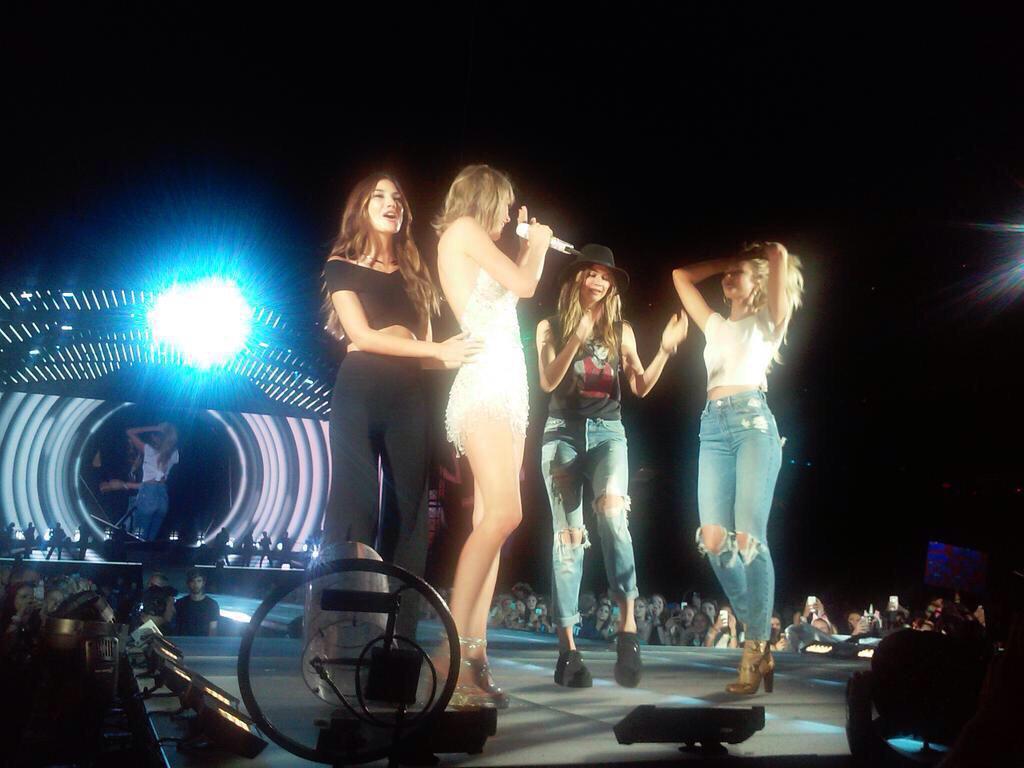 TSwiftLA's tweet photo. SQUAD GOALS 
#1989TourEastRutherford 
' http://t.co/p13t3PUbHE