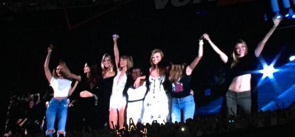 TSwiftLA's tweet photo. SQUAD GOALS 
#1989TourEastRutherford 
' http://t.co/p13t3PUbHE