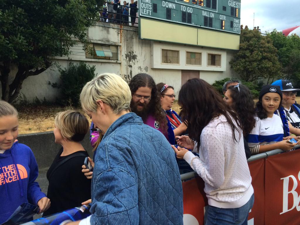 reignfc's tweet photo. Some lucky fans getting autographs from @mPinoe and @hopesolo! 📷👌 http://t.co/6kw23cYIi4