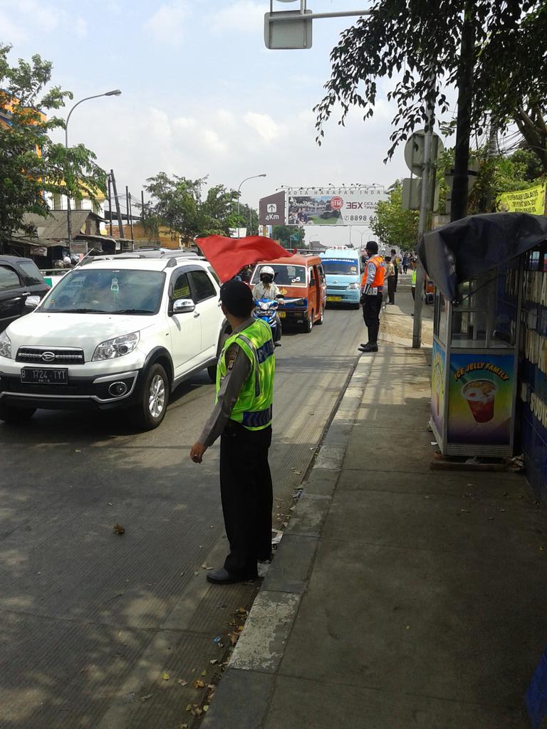 GandaRegama's tweet photo. @TMCPoldaMetro anggota Pos Pam lebaran Stasiun Kranji melakukan pengaturan lalin. http://t.co/Q5H3apd9kd