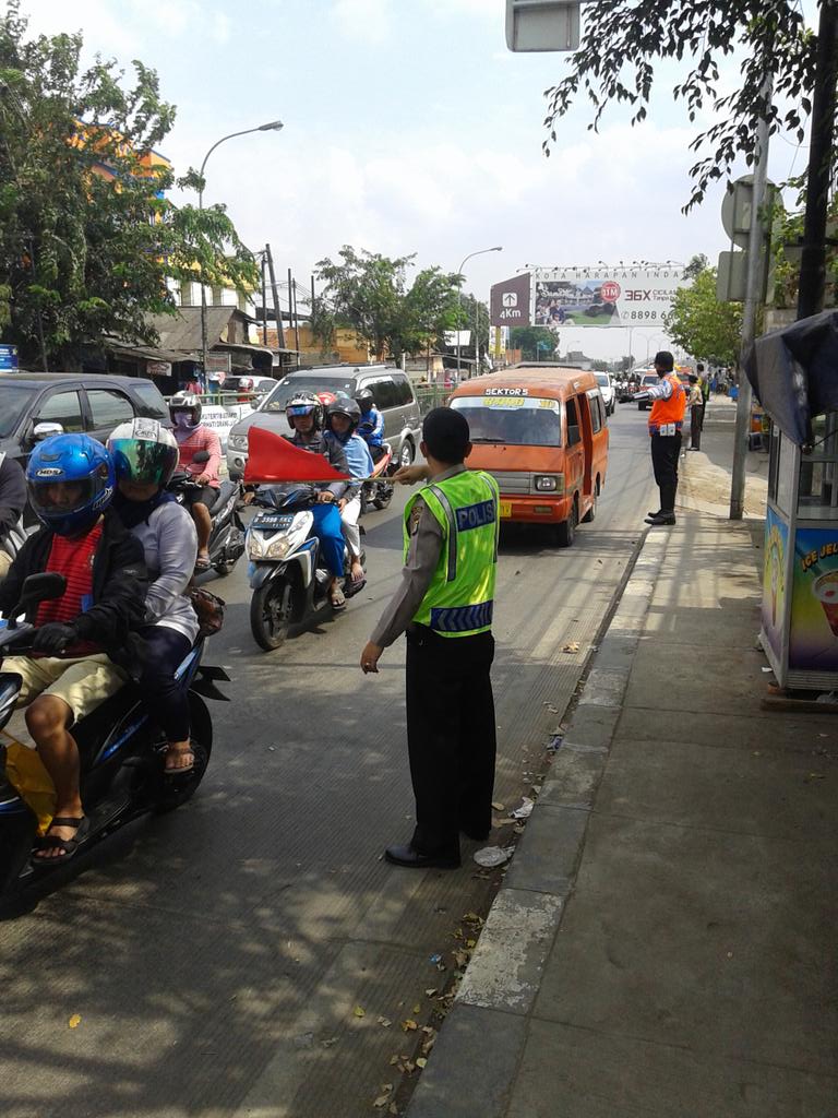 GandaRegama's tweet photo. @TMCPoldaMetro anggota Pos Pam lebaran Stasiun Kranji melakukan pengaturan lalin. http://t.co/Q5H3apd9kd