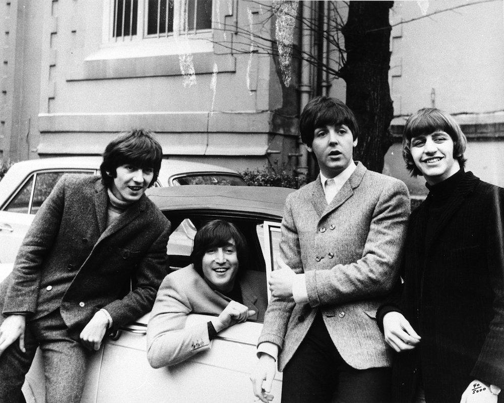 TheBeatlesDay's tweet photo. A côté des studios Abbey Road (1965) http://t.co/WPRIaIF2qz