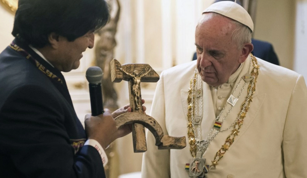 washingtonpost's tweet photo. That look you get when you give the pope a crucifix shaped like a hammer and sickle http://t.co/OaZxgfRdwN http://t.co/XwNwth4AFw