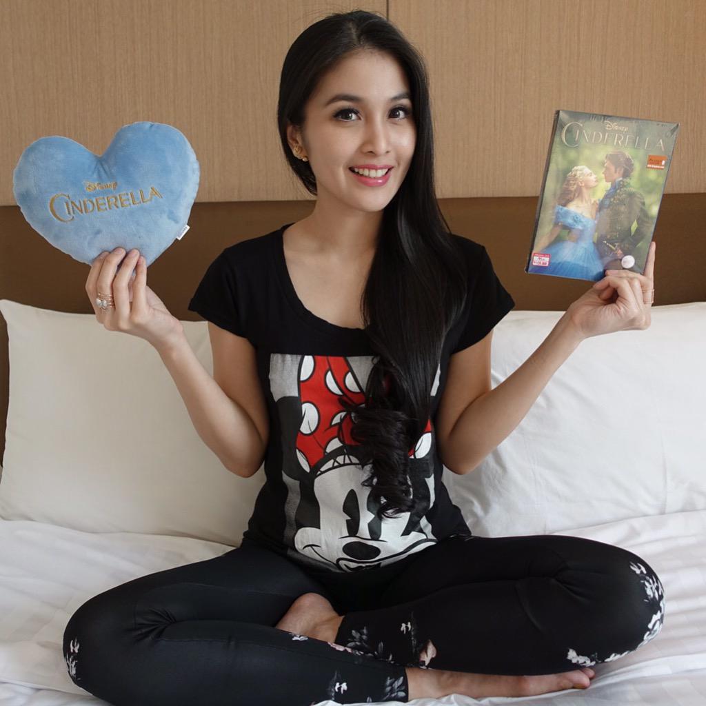 SandraDewi88's tweet photo. Mau dapetin Cinderella heart plush ?Visit Walt Disney Studios Facebook untuk info selengkapnya http://t.co/kPrrkJXLeX