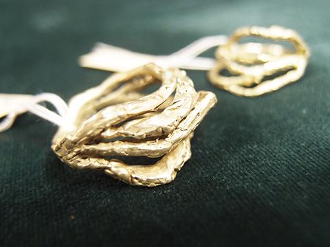 STORY_SHINJUKU's tweet photo. エミグレ Lacuna ラクナ Bony ringが入荷しております。

空隙・空白・欠陥を意味するLacuna ラクナ 。
流動的でアート溢れる造型のアクセサリー。

エミグレ作品一覧→http://t.co/xDnmKCUGdr http://t.co/zhZ9vazYhm