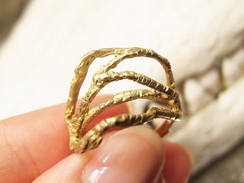 STORY_SHINJUKU's tweet photo. エミグレ Lacuna ラクナ Bony ringが入荷しております。

空隙・空白・欠陥を意味するLacuna ラクナ 。
流動的でアート溢れる造型のアクセサリー。

エミグレ作品一覧→http://t.co/xDnmKCUGdr http://t.co/zhZ9vazYhm