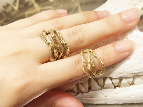 STORY_SHINJUKU's tweet photo. エミグレ Lacuna ラクナ Bony ringが入荷しております。

空隙・空白・欠陥を意味するLacuna ラクナ 。
流動的でアート溢れる造型のアクセサリー。

エミグレ作品一覧→http://t.co/xDnmKCUGdr http://t.co/zhZ9vazYhm