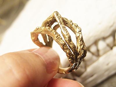 STORY_SHINJUKU's tweet photo. エミグレ Lacuna ラクナ Bony ringが入荷しております。

空隙・空白・欠陥を意味するLacuna ラクナ 。
流動的でアート溢れる造型のアクセサリー。

エミグレ作品一覧→http://t.co/xDnmKCUGdr http://t.co/zhZ9vazYhm