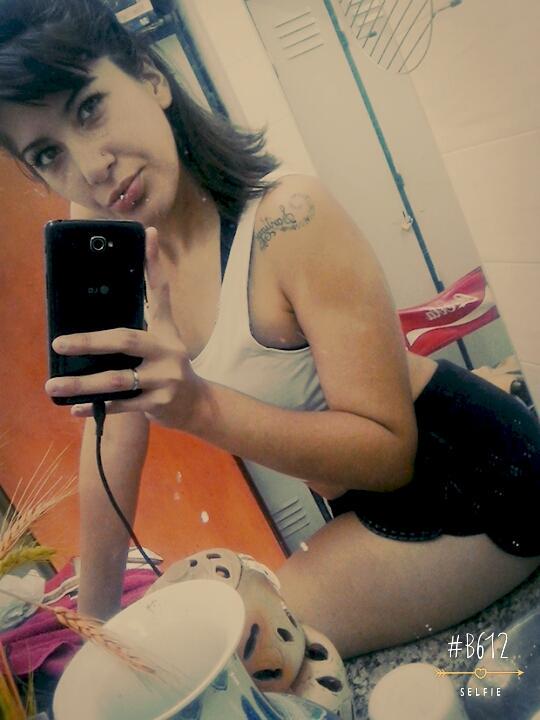 deniswilvers's tweet photo. El no esta enamorado de mi pero le gusta como yo le doy 🎶 http://t.co/F76H5OnZd0