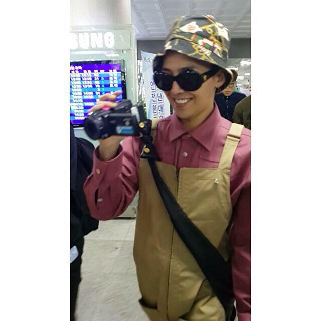 GDRAGON_27's tweet photo. Have fun👞👣 http://t.co/HT8Qtz7GLt