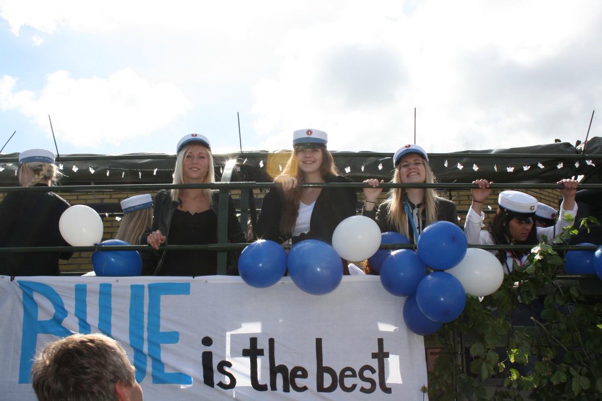 festlastbiler's tweet photo. Køge Gymnasium studenterkørsel #festlastbiler #vogntur #godtur #eksamen #Wehu #sjælland #glæderos #studenterfest http://t.co/E7wMRkDCJc
