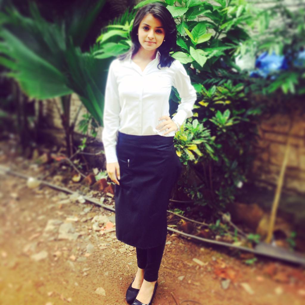 MahimaMakwana_'s tweet photo. Sometimes a formal outfit enhances your character, only if you carry it with an attitude ! 
#Disha #ADayLook http://t.co/gBkpyLm4Jr