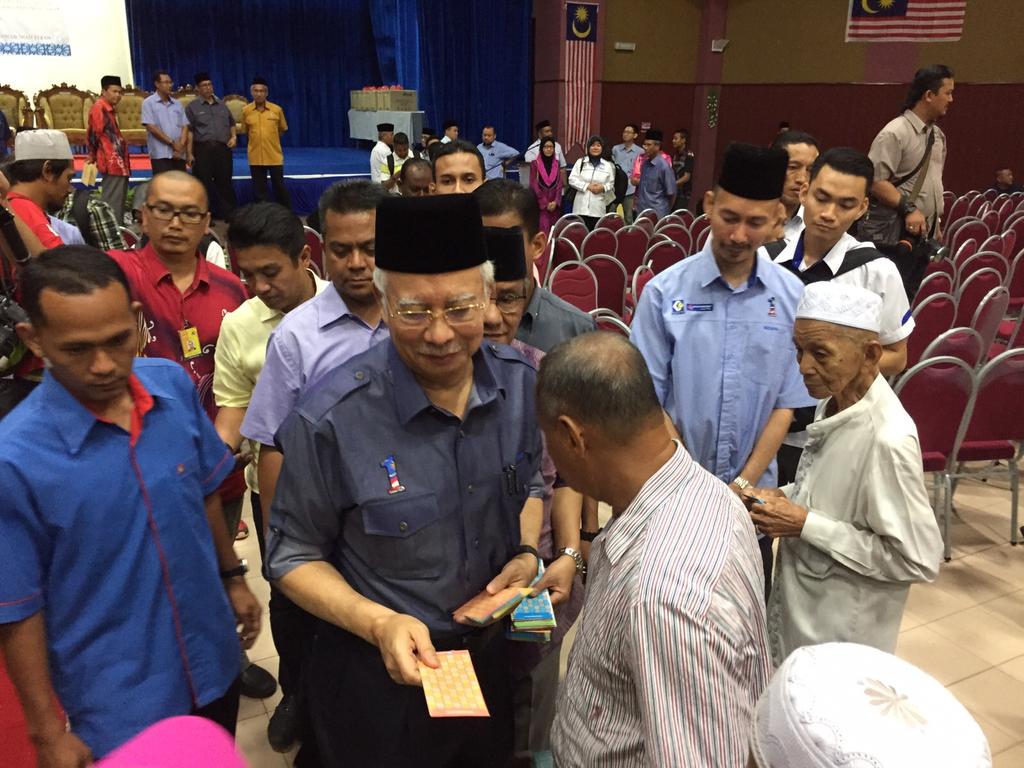 KPDN_HQ's tweet photo. DS @HasanMalekKP menyampaikan Zakat Bank Rakyat kpd DS @NajibRazak utk diagihkan kpd asnaf di dalam Parlimen Pekan. http://t.co/Alamj1YbLD