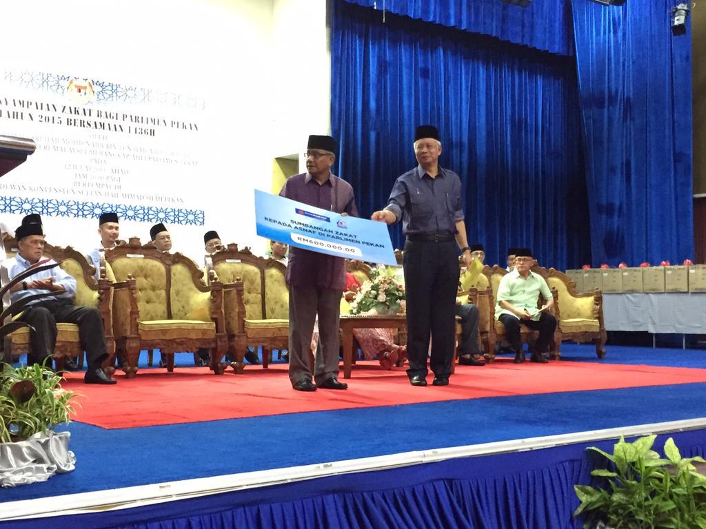 KPDN_HQ's tweet photo. DS @HasanMalekKP menyampaikan Zakat Bank Rakyat kpd DS @NajibRazak utk diagihkan kpd asnaf di dalam Parlimen Pekan. http://t.co/Alamj1YbLD