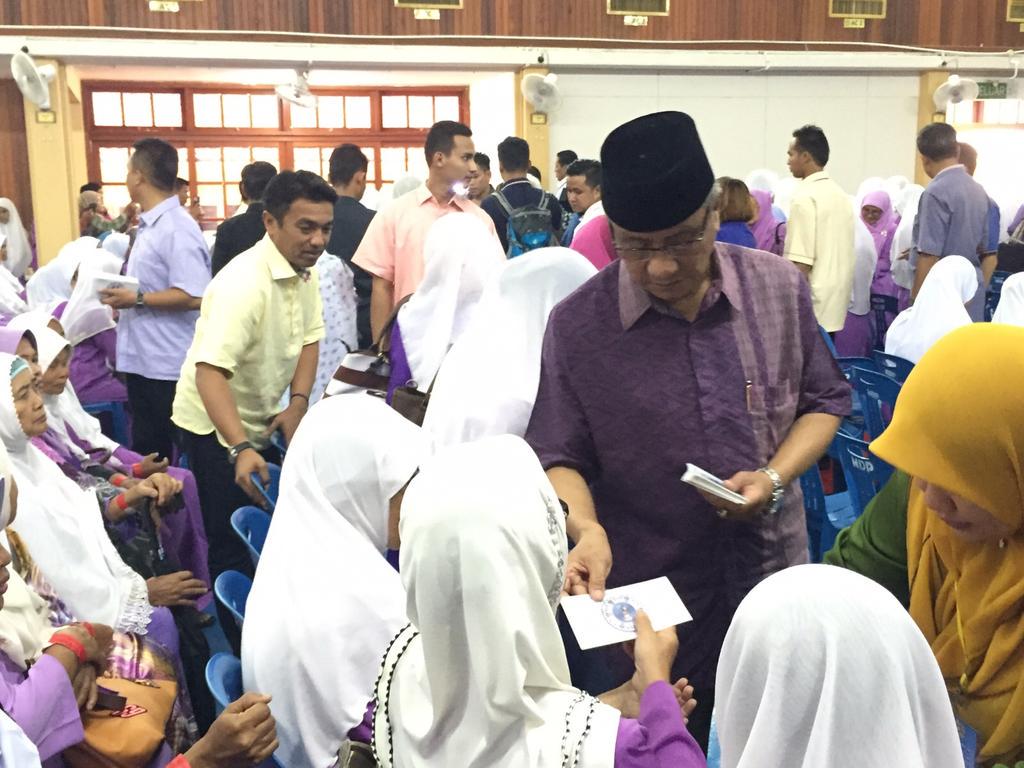 KPDN_HQ's tweet photo. DS @HasanMalekKP menyampaikan Zakat Bank Rakyat kpd DS @NajibRazak utk diagihkan kpd asnaf di dalam Parlimen Pekan. http://t.co/Alamj1YbLD