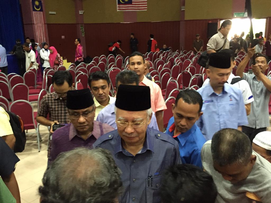 KPDN_HQ's tweet photo. DS @HasanMalekKP menyampaikan Zakat Bank Rakyat kpd DS @NajibRazak utk diagihkan kpd asnaf di dalam Parlimen Pekan. http://t.co/Alamj1YbLD