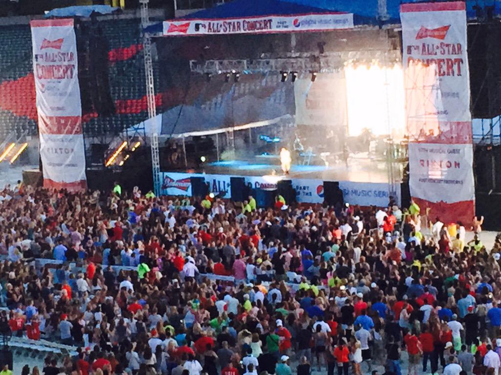 imsocam18's tweet photo. @ddlovato Demi Lovato's concert was outstanding!!!! http://t.co/By60f92IS1
