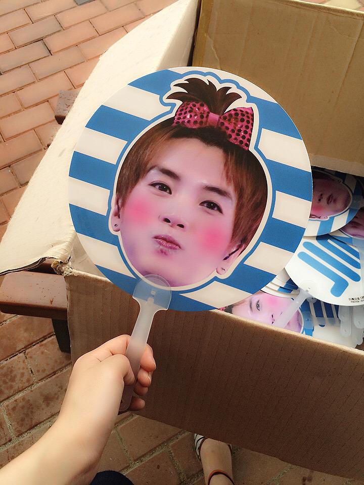 19830701_'s tweet photo. 특채와 슬로건 배부가 끝났습니다! 슬로건은 #이특 오빠의 개인무대에 특채는 #이특 오빠가 보일때 씐나게 흔들어 주세요~😎😎😎 http://t.co/2tzO49fPaX