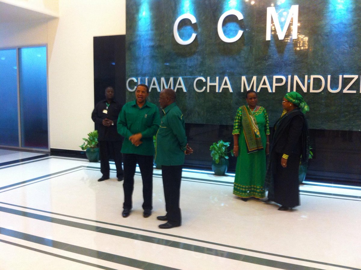 MahwahwaJr's tweet photo. President Kikwete conferring with Mr John  #Magufuli last night... http://t.co/1mPb7fapCO