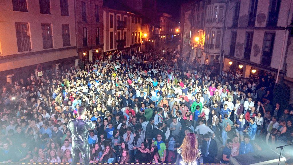 grupo_lahuella's tweet photo. @CerveraPisuerga a tope de juerga con @grupo_lahuella http://t.co/XefnJwaPik