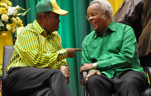 Hakingowi's tweet photo. Katibu Mkuu wa CCM,Abdulrahman Kinana,akizungumza na aliyekuwa Urais,Waziri Mkuu Mstaafu Edward Lowassa mjini Dodoma http://t.co/tt5g7EYg0k