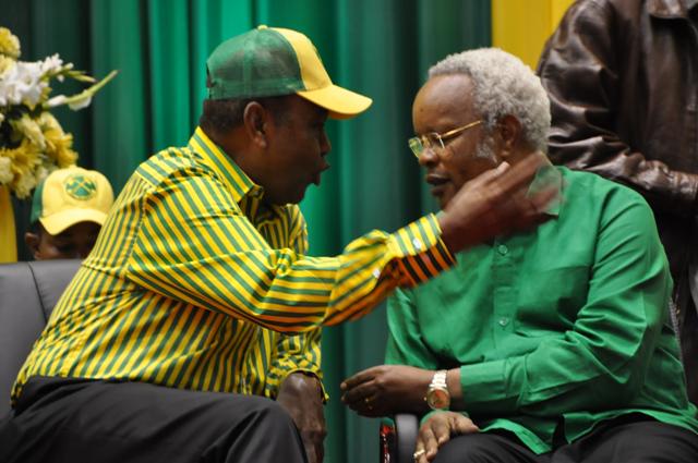 Hakingowi's tweet photo. Katibu Mkuu wa CCM,Abdulrahman Kinana,akizungumza na aliyekuwa Urais,Waziri Mkuu Mstaafu Edward Lowassa mjini Dodoma http://t.co/tt5g7EYg0k