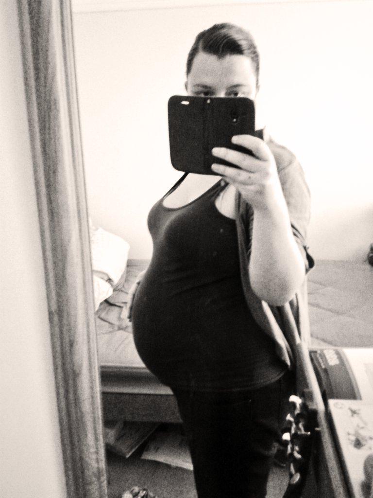 NerdGirl4eva's tweet photo. 32weeks pregnant- Talking to Daddy &amp; and tummy comparison #8Weeks2Go @pulsepahire http://t.co/YISlW7g6o0