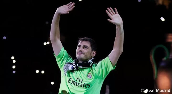 HalaMadridFanC's tweet photo. You can take Casillas away from Real Madrid but you can never take Real Madrid away from Casillas. #GraciasIker http://t.co/akjmbVdm2h