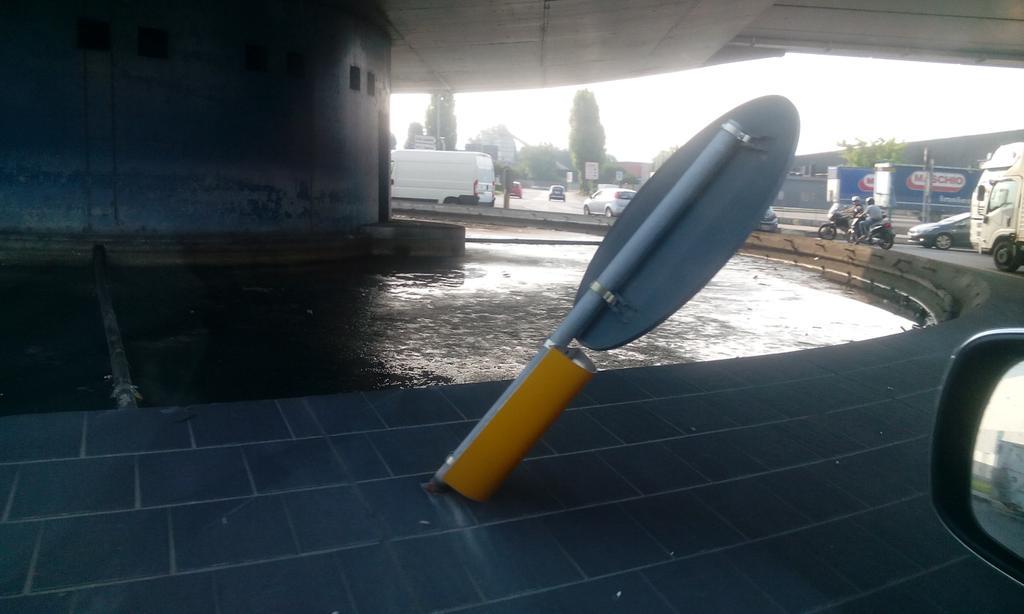 cavaioni's tweet photo. @vicenzadegradata :  rotatoria all' ingresso città - fiera. La gente nemmeno ci fa più caso tant'è la quantità http://t.co/tHAgHlg5zM