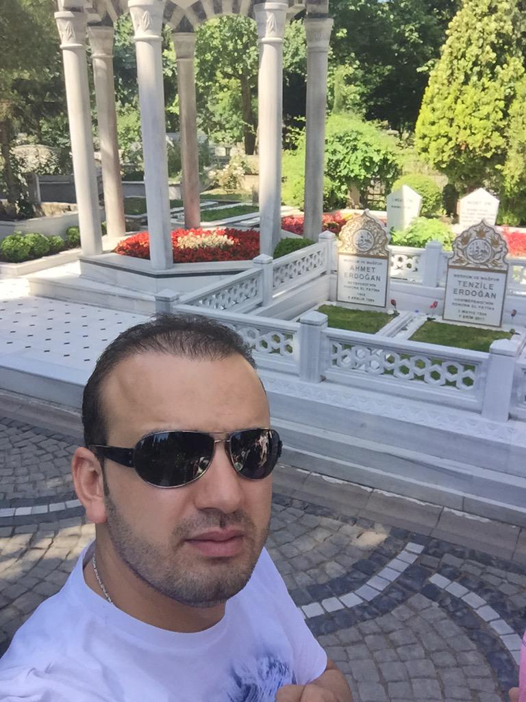 ziya_eker's tweet photo. Süleyman Hilmi Tunahan Hz ve Erdoğan ailesinin mezar ziyareti http://t.co/quXwhYxsZi