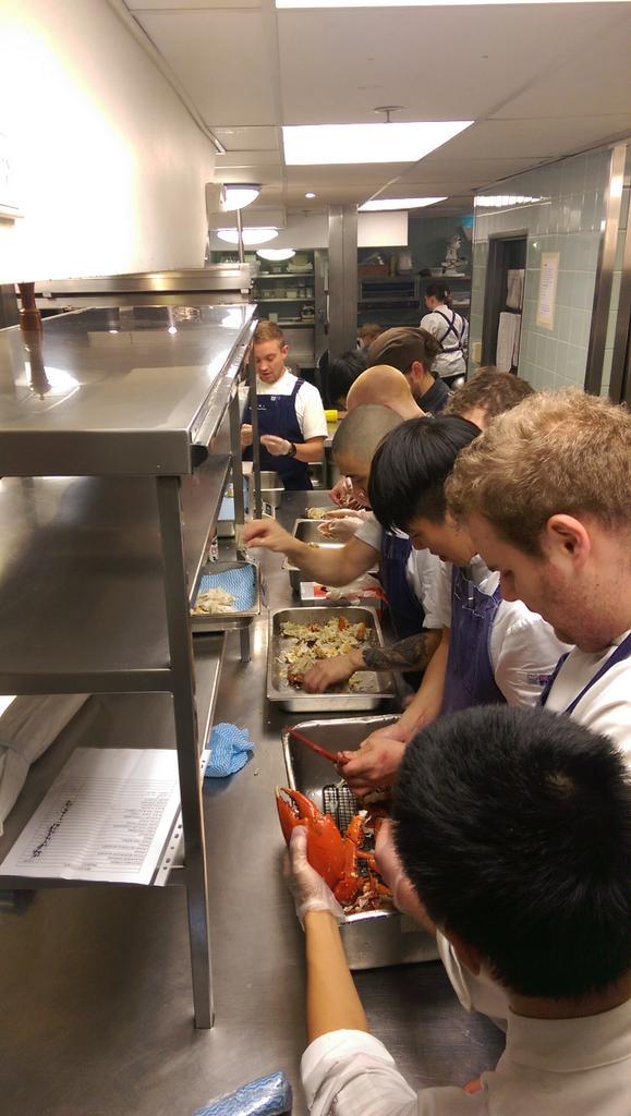 merrikitchen's tweet image. Hey chefs, give me a hand prepping some crab please,..#Ouichef #Quay #readyforservice