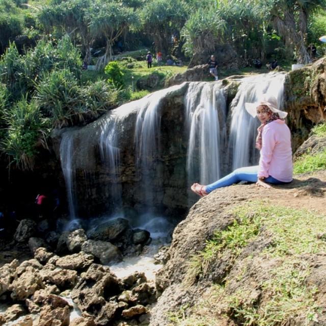 Pantai ini berbeda dengan pantai lainnya di Gunungkidul karna ada air terjunnya >> instagram.com/p/3eHgoamcWp/
