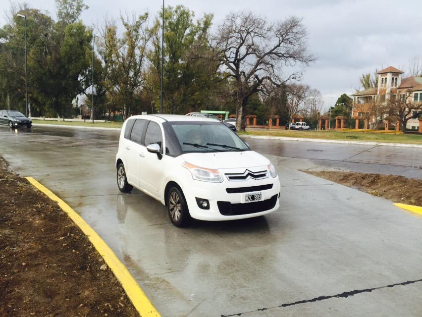 PabloBruera's tweet photo. Ya quedo habilitada la bajada de Av Antártida a la altura de 522 mano al norte que permite evitar el distribuidor http://t.co/GLtar6HGwi