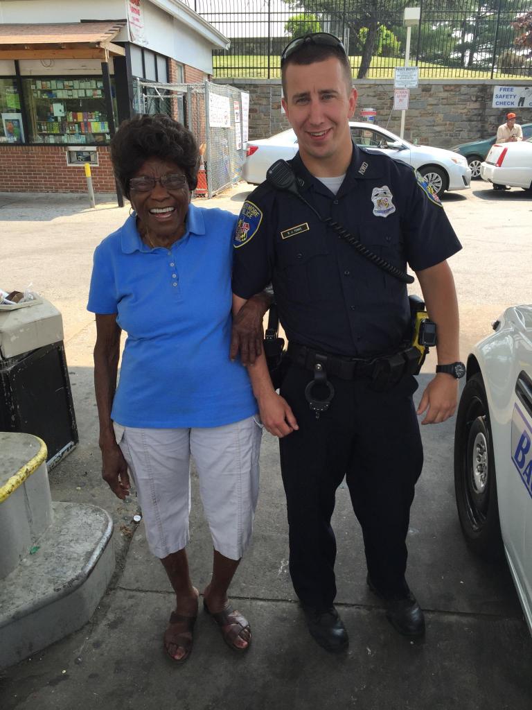BaltimorePolice's tweet photo. Good morning ☕, Starting the morning off right. Community+👮= 1Baltimore. #communitypolicing http://t.co/0MNZSCd0q6