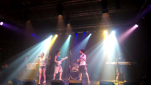 Així es veu la posta en escena amb un tècnic de llums! Moltes felicitats <a href="/PiqueRoger/">Roger Piqué</a> #JoKB #BocaNord <a href="/MentoringBcn/">Music Mentoring BCN</a>