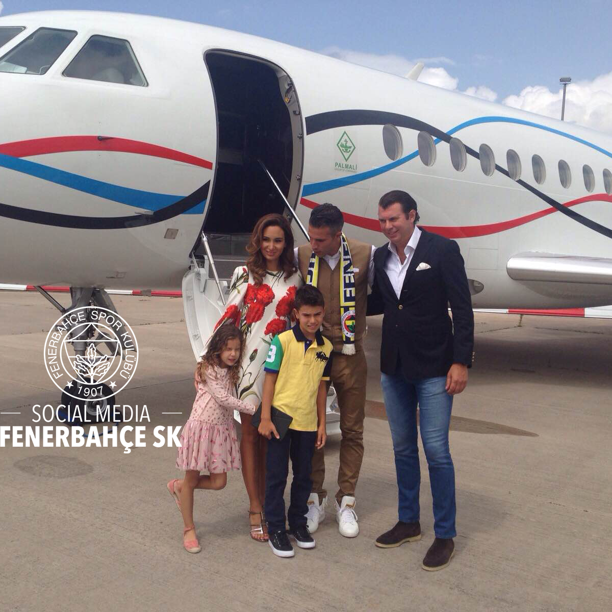 Fenerbahce's tweet photo. Robin Van Persie, Ailesi ve Menajeri! #Fenerbahçe http://t.co/4QoUFHh7Hf