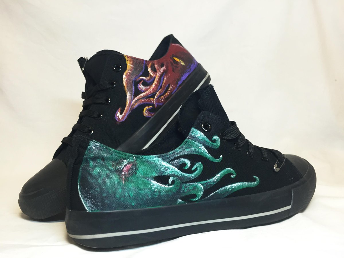 BloodyKatDesign's tweet photo. Cthulhu Shoes. 
Handpainted shoes. Acrilyc.
#Shoes #Handpainted #Cthulhu #HPLovecraft #Lovecraft #Horror http://t.co/9604NQU64x