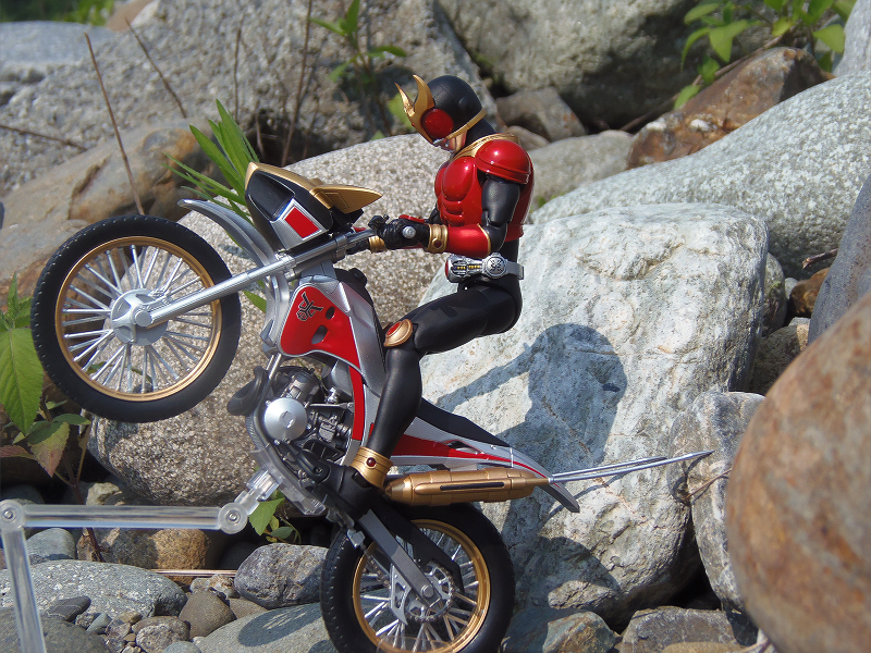 S H フィギュアーツ真骨彫仮面ライダークウガ トライチェイサー00野外撮影 Togetter