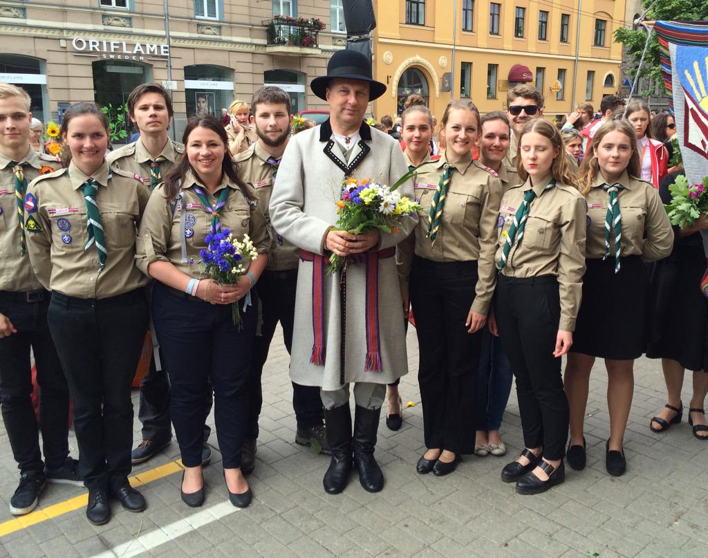 #Skauti un #gaidas noslēdz Svētku gājienu ar prezidentu <a href="/Vejonis/">Raimonds Vējonis</a> #dziedundejo #DzSv