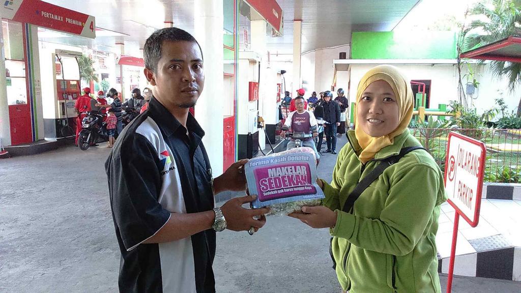 LiveTweet>> Agen #MS menyalurkan program #MSsebar1000mukena di Musholla SPBU Bendungan Sutami Malang. <a href="/MakelarSedekah/">@MakelarSedekah</a>