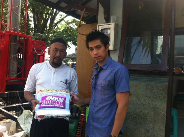 LiveTweet>> Agen #MSmalang menyalurkan program #MSsebar1000mukena di Masjid ITN Malang. Cc <a href="/MakelarSedekah/">@MakelarSedekah</a> <a href="/masmono08/">MasMono</a>