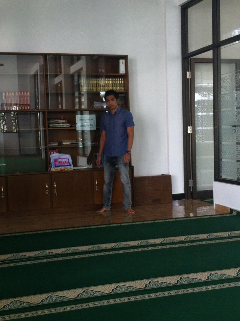 LiveTweet>> Agen #MSmalang menyalurkan mukena prog #MSsebar1000mukena di Masjid Kota Wisata Batu. Cc <a href="/MakelarSedekah/">@MakelarSedekah</a>