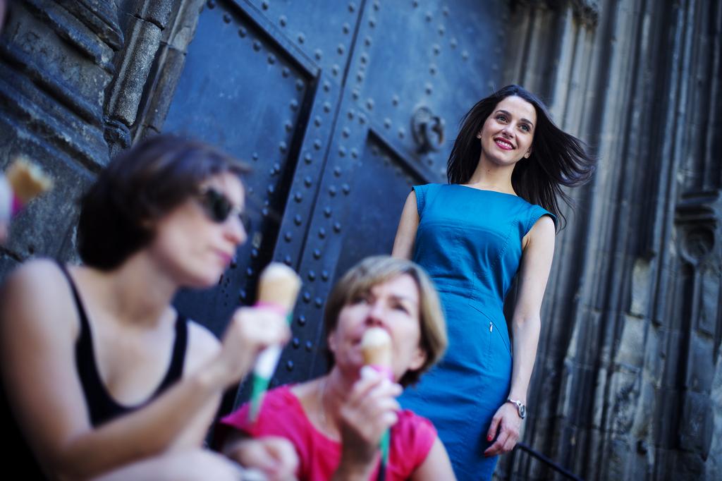 LaVanguardia's tweet photo. QUIÉN. Inés Arrimadas, la candidata inesperada http://t.co/JqLx5yfCk6 escribe @Sarasansca http://t.co/DGLvnhF1BD