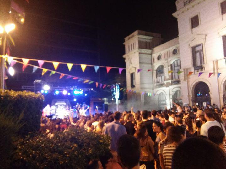 A la plaça Dr. Robert els @BastonsSabadell la saben liar ben parda amb #AlQuadrat! Per molts anys Bastoners!