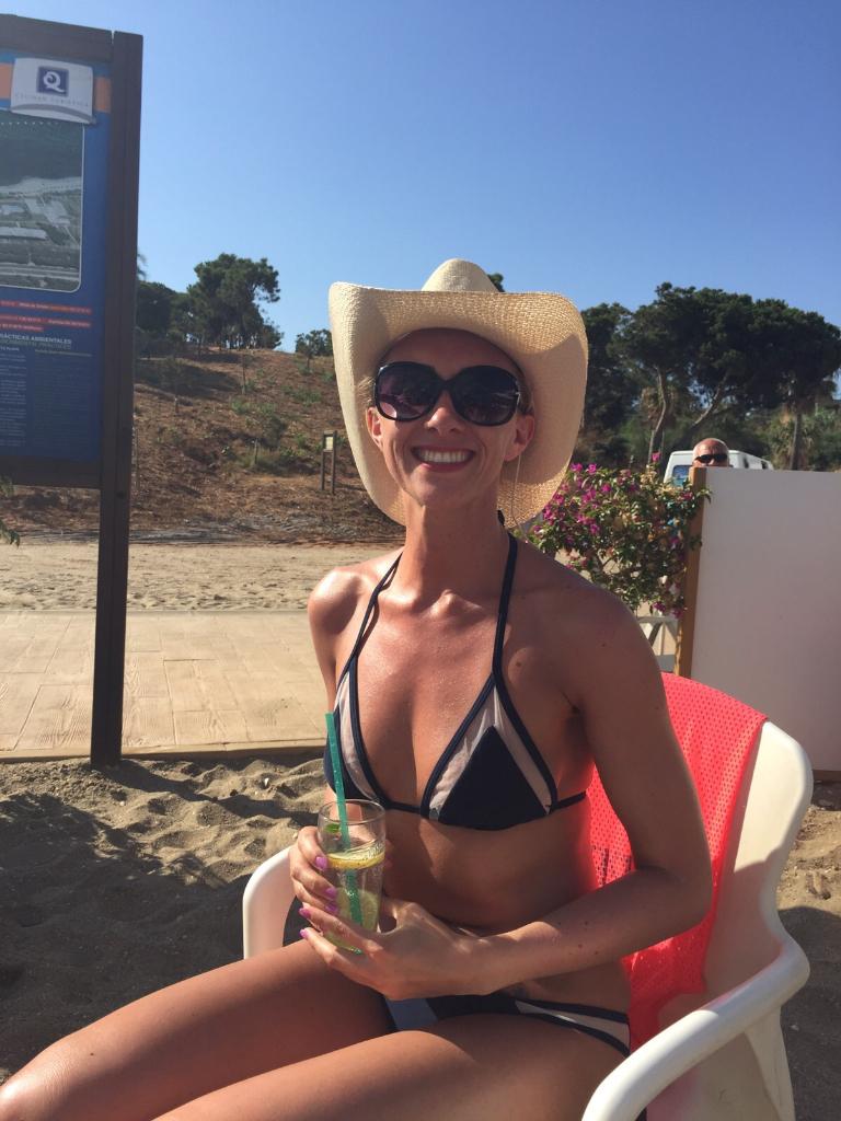 SophieDalyArt's tweet image. Looking very happy with my holiday hat 👒 from the lucky lucky man 😂 #bitdrunk #Española #mojitotime #hothothot