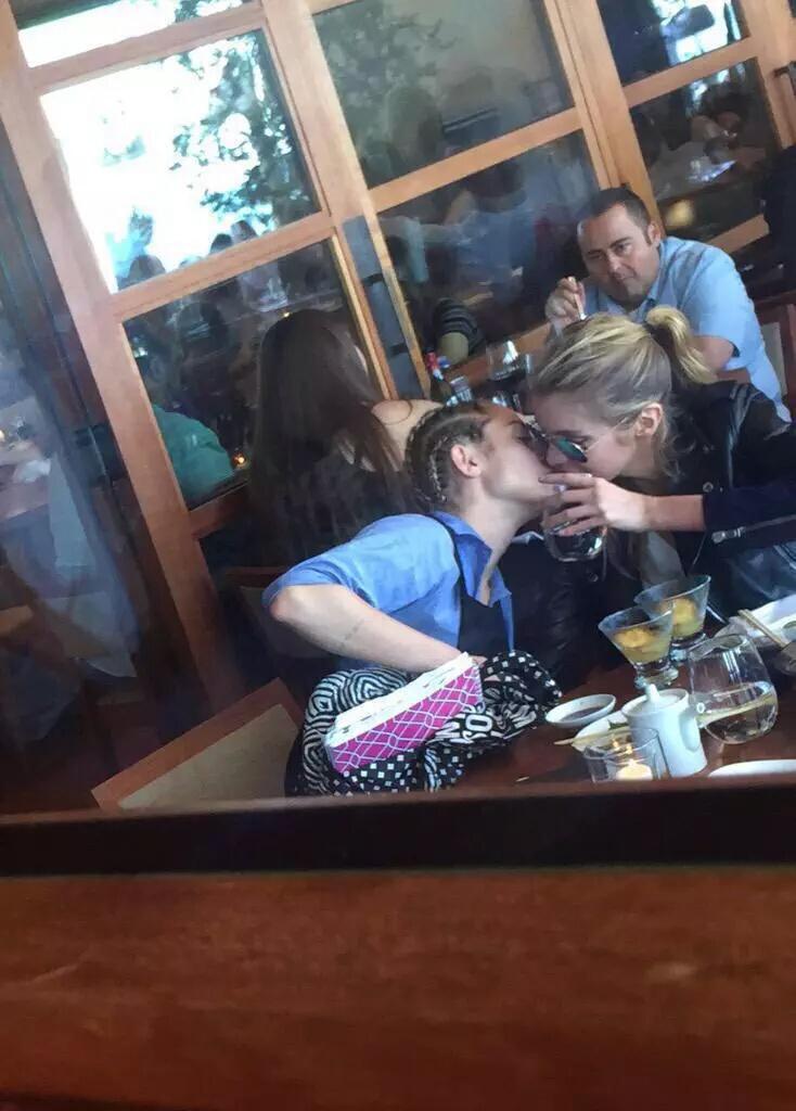 ExtraMileyCyrus's tweet image. Miley with Stella at a restaurant yesterday!